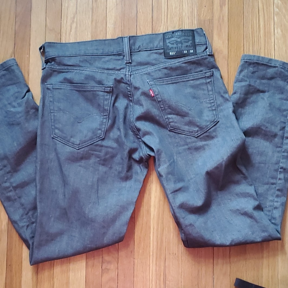Mens gray Levi jeans 33 wide  32 long like new